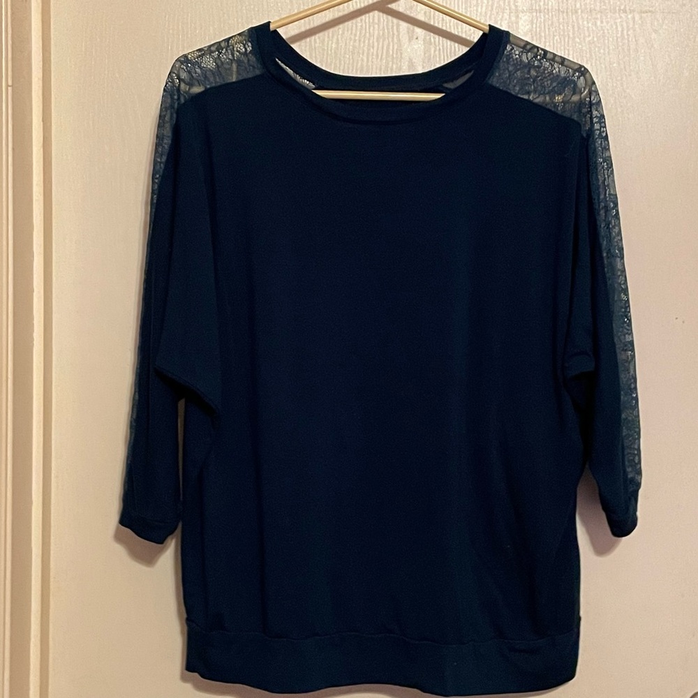 TORRID Women’s Shirt Size 00 Or Large LACE SLEEVE‎ TOP Navy Blue travel weekend